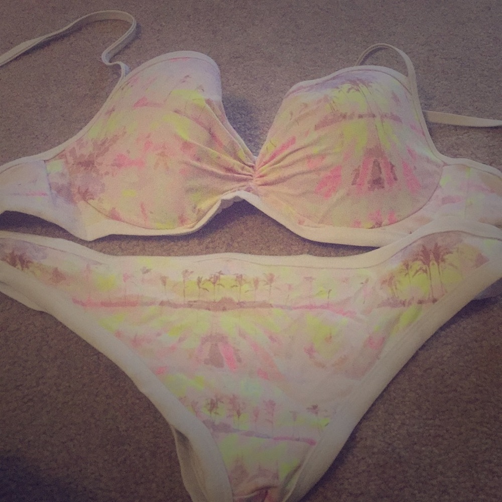 VS Hawaiian print bikini 36 DD top L bottom